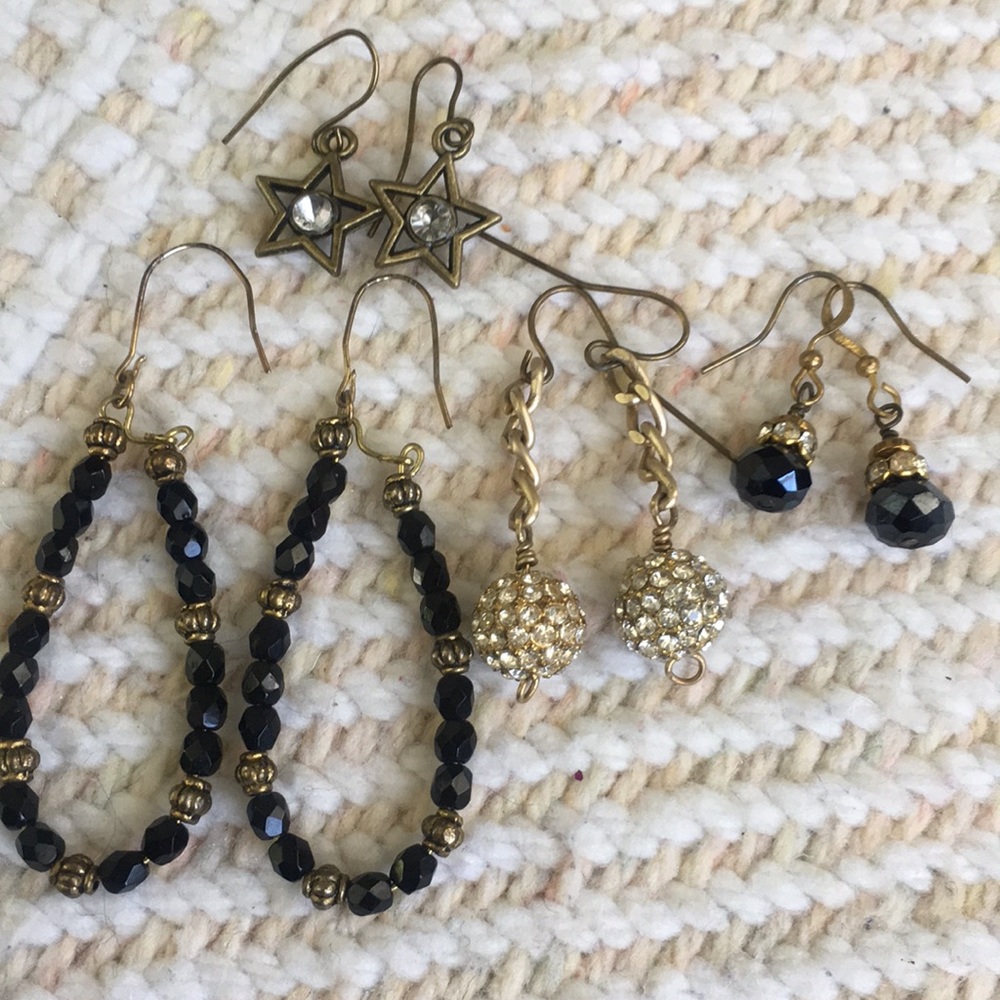 4 prs earrings: black, gold, stars